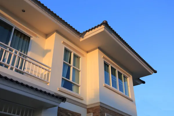 Duży dom nowoczesny styl z tło słońce i błękitne niebo — Zdjęcie stockowe
