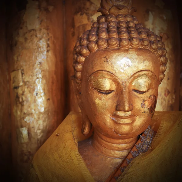 Statue bouddha avec visage doré dans le bouddhisme du temple — Photo