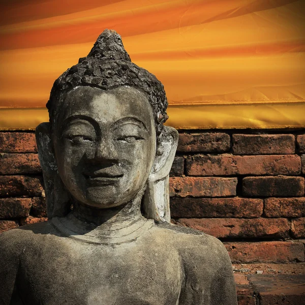 Statue de Bouddha pierre de sculpture avec visage doré dans le bouddhisme du temple — Photo