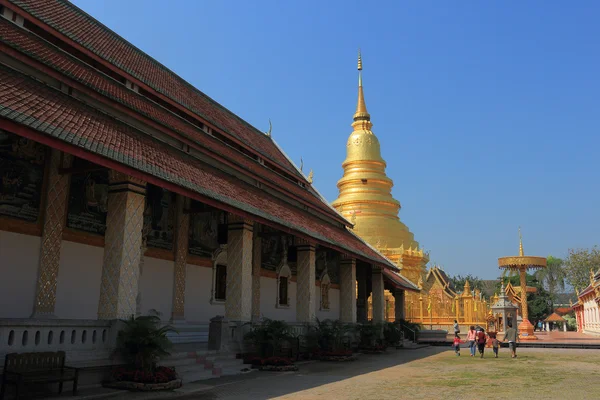 Thailändska tempel av buddhism, wat phra som hariphunchai i lamphun — Stockfoto