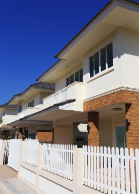 büyük bir ev modern tarzı ile mavi gökyüzü arka plan