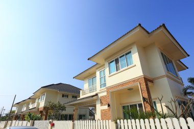 büyük bir ev modern tarzı ile güneş ve mavi gökyüzü arka plan
