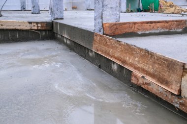Beton inşaat sahasında zemin ıslak