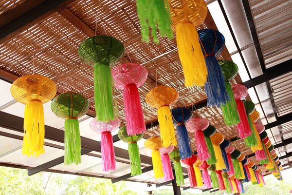 Lanternes asiatiques colorées décoration bâtiment — Photo