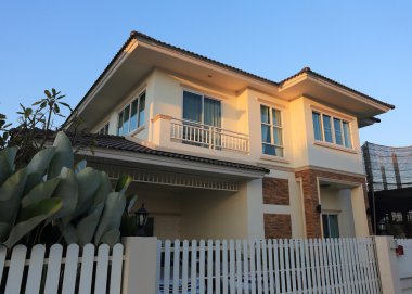 büyük bir ev modern tarzı ile güneş ve mavi gökyüzü arka plan