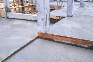 Beton inşaat sahasında zemin ıslak