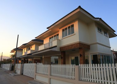 büyük bir ev modern tarzı ile güneş ve mavi gökyüzü arka plan