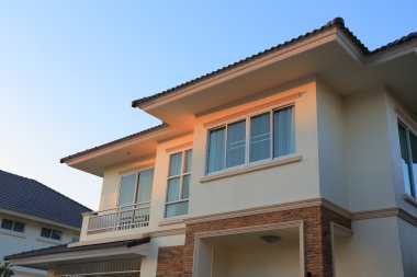 büyük bir ev modern tarzı ile güneş ve mavi gökyüzü arka plan