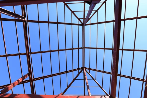 Stahlkonstruktion unter dem Dach des Gebäudes — Stockfoto