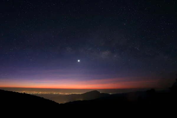 Salida del sol por la mañana, Paisaje de la Vía Láctea hermoso cielo — Foto de Stock