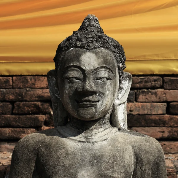 Buda estátua escultura pedra com rosto dourado — Fotografia de Stock