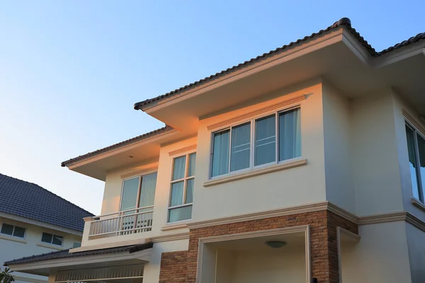 Duży dom nowoczesny styl z tło słońce i błękitne niebo — Zdjęcie stockowe