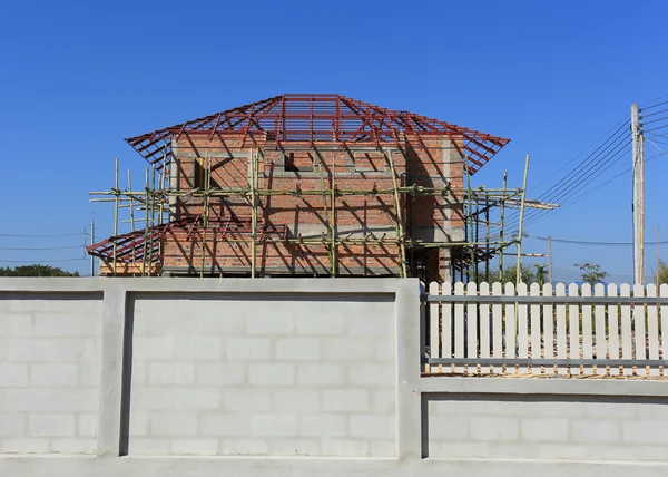 Edificio y casa de construcción, cercado hecho bloque de hormigón — Foto de Stock