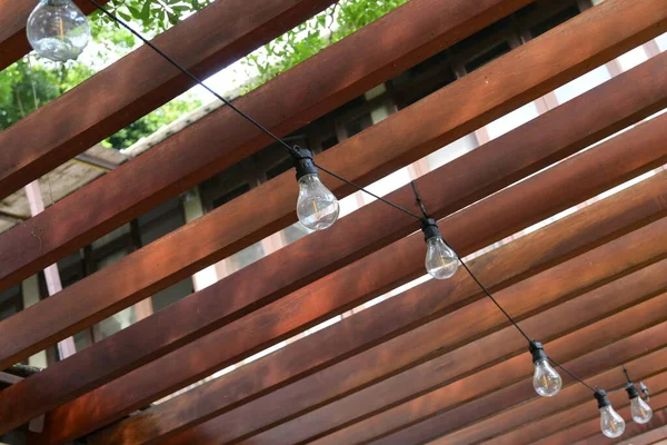 Oświetlenie Wiszące Drewnianym Dachu — Zdjęcie stockowe