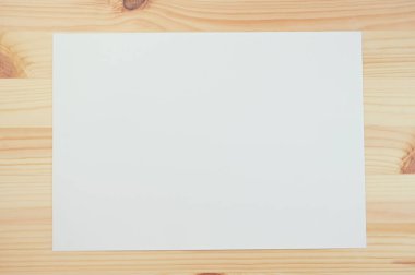 beyaz kağıt üzerine ahşap masa