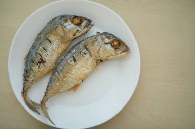 Beyaz Tabakta Kızarmış Balık