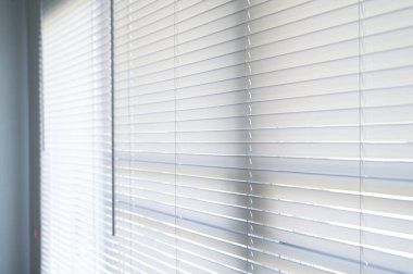 Penceredeki beyaz perde