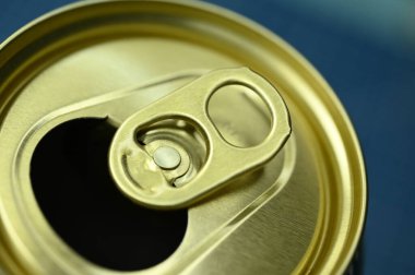 Altın kapak içkiye hazır olarak açılabilir