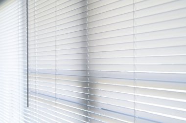 Penceredeki beyaz perde