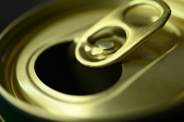 Altın kapak içkiye hazır olarak açılabilir