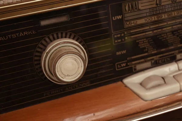 房间里的老式收音机 — 图库照片