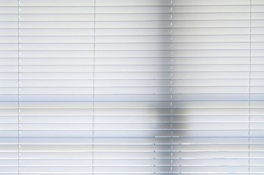 Penceredeki beyaz perde