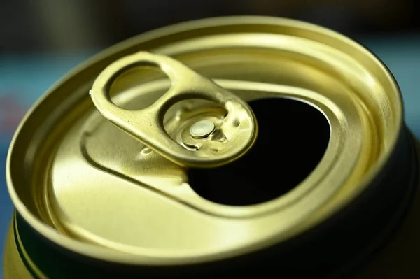 Gouden Deksel Kan Openen Klaar Drinken — Stockfoto