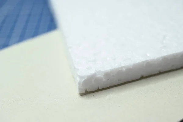 Fehér Tárgy Asztalon Csomagolóanyag — Stock Fotó