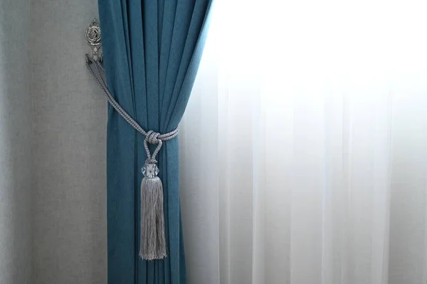 青と白のカーテンが部屋に飾る — ストック写真