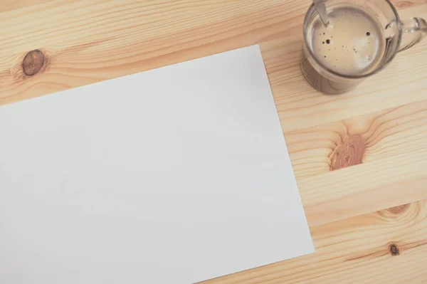 Weißes Papier Auf Holztisch Mit Kaffee — Stockfoto