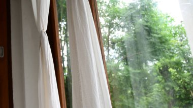 Odada beyaz perde ve doğal arka plan