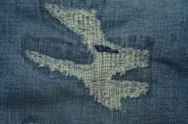 kot pantolonu tekstili yırtılmış.