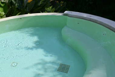 Bahçede yüzme havuzu