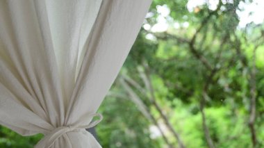 Odada beyaz perde ve doğal arka plan