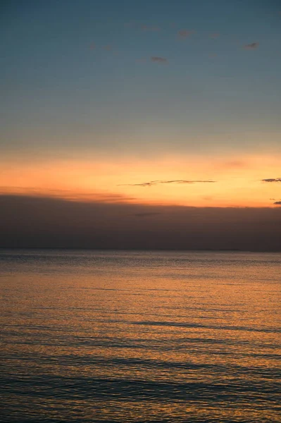 Akşamları gökyüzü ve deniz, doğal arka plan.