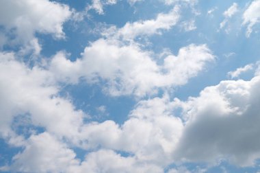 Beyaz bulutlu mavi gökyüzü arkaplanı