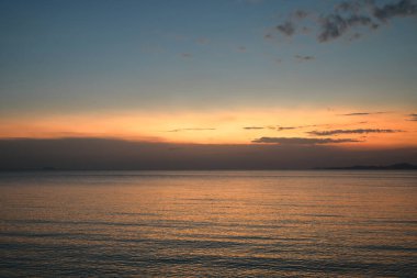 Akşamları gökyüzü ve deniz, doğal arka plan.