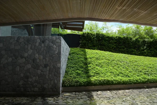 Muro Piedra Calle Con Jardín Verde — Foto de Stock
