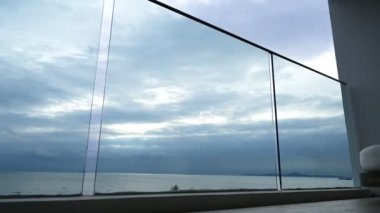 Gökyüzünde hareket eden bulutlu deniz manzarası