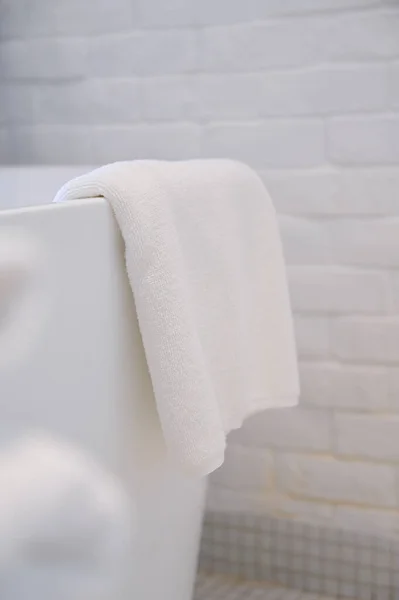 Biały Miękki Ręcznik Łazience Wystrój Wnętrz — Zdjęcie stockowe