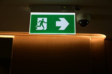 İnsanları uyarmak için çıkış sembolü, yeşil ışık