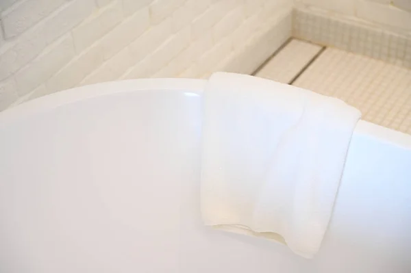 Banyoda Beyaz Yumuşak Havlu Tasarım — Stok fotoğraf