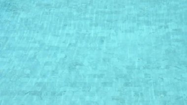 Yavaş çekim, berrak su dalgalanması mavi yüzme havuzunda