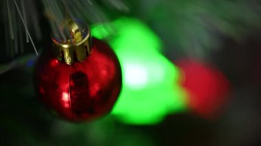 Noel ağacındaki Noel süsü güzel bir ışık kutlamasıyla süslenmiş.