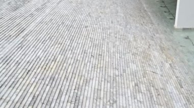 Su mermer tuğla zeminde akıyor.