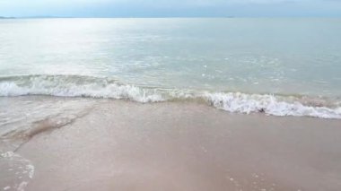 Kumsalın manzarası, güzel bir günde deniz dalgaları.