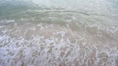 Yavaş çekim, kumsalın manzarası ve güzel bir günde deniz dalgaları.