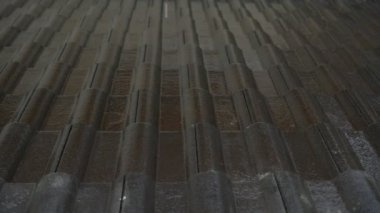 Yağmur mevsimi, çatıdaki eve sağanak yağmur.