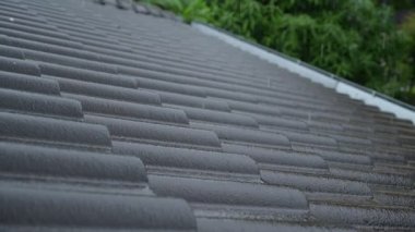 Ağır çekim yağmur mevsimi, ağır yağmur suyu siyah kiremit çatı evine sağanak yağmur