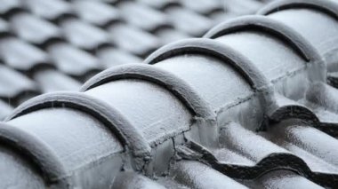 Yağışlı mevsim, sağanak yağmur yağışlı yağış siyah kiremit çatı evine